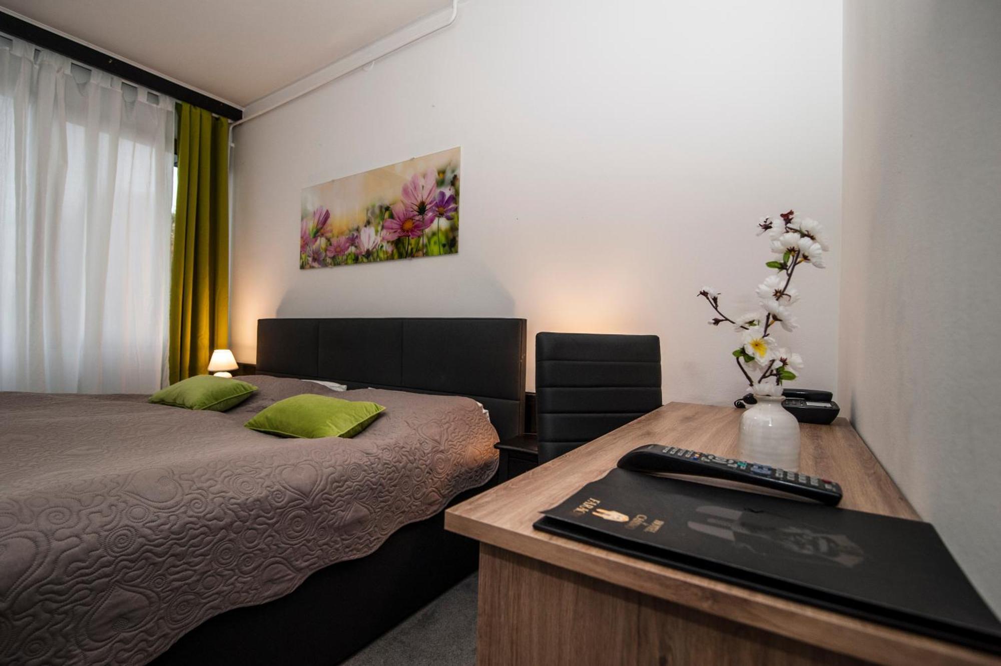 Hotel Faraon Celje Quarto foto